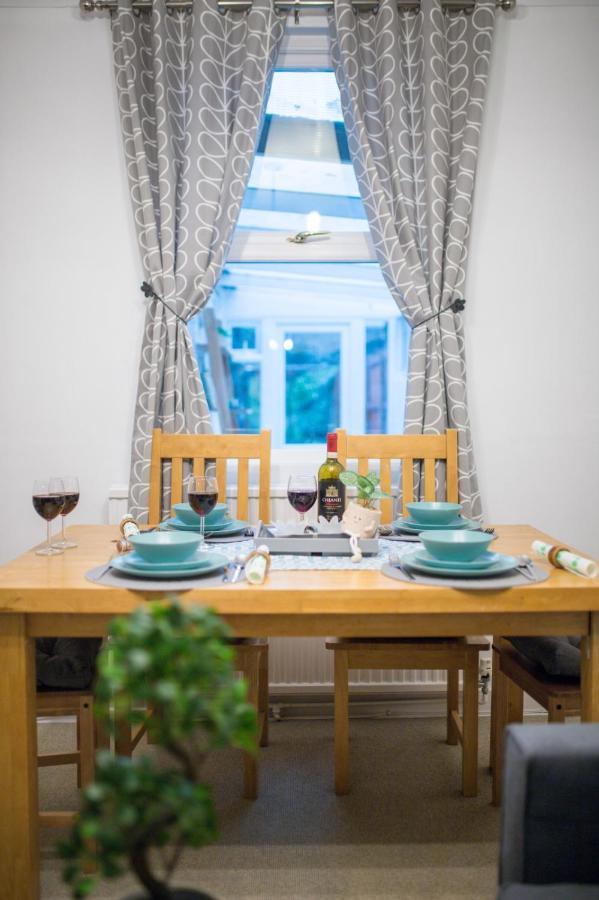 Exclusive Offers L Last-Minute Specials L Parking Free L Double Bed House L Uk L Gaming Room L Komfy 3 Bedroom Cottage With Riverview L Perfect For Short Or Long Stays Reading Eksteriør billede